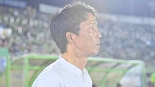 「試合出てもらっていいですか?」湘南ベルマーレ、元日本代表DFの指揮官による「圧巻ボレーシュート」が反響！ 選手とファンも大盛り上がりの一撃