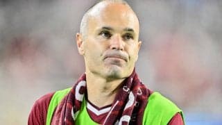 「神の腕立て、貴重」神戸・イニエスタが同僚との\"1対1\"に負けて「罰ゲーム」！ 練習でのワンシーンにファン反応