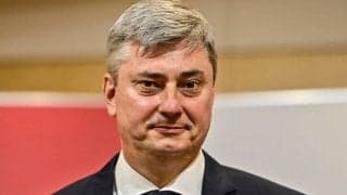 「もうこれ加湿器だろ」浦和レッズがスプリンクラーで練習場に水を撒くも、ほとんど意味を成さず…沖縄キャンプでの「衝撃的な強風映像」が話題に