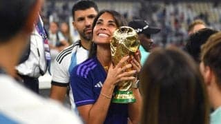 「パーフェクトだ」「女神降臨」メッシ妻、雪山での美し過ぎる姿が大反響も話題は隣の男性に「トム・クルーズ？」「誰といるんだ？」