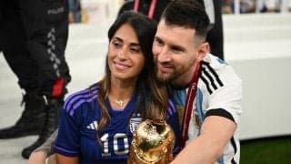 「美しい」「いつまでも熱い」メッシと妻、温泉でのラブラブなキスショットが大反響！アルプスの雪山でリラックス「世界最高の家族」