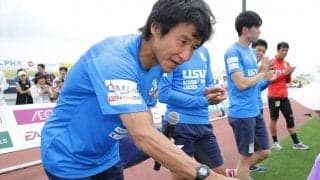 沼津の中山雅史新監督が“らしさ”を見せる！集合写真撮影で「誰よりも真っ先に…」