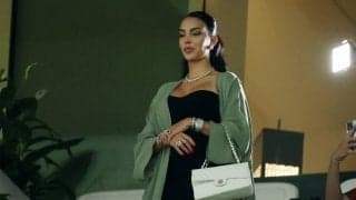 「女王様が来た」「美しい」「待ちきれない」C・ロナウドのパートナーのドキュメンタリー第2弾が配信決定、主審を模したポスターが話題に