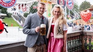 「わんちゃん横目！」デ・リフトが愛犬抱く姿を彼女が投稿、見上げる表情に大注目「ウインクかわいい」「みんなモデルみたい」