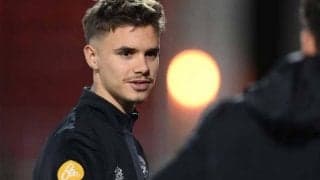 ベッカム次男と彼女の自撮り、ユナイテッドのファンは2人よりも後ろの壁に大注目