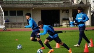 【毎日レポート! 川崎F沖縄合宿】鬼木監督が「外す練習」と直々指導！ 小林悠と橘田健人をお手本に、6選手が練習試合を受けてのトレーニング