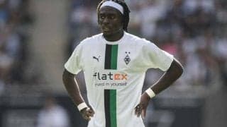 板倉滉の同僚MFがピッチ侵入者を華麗に股抜き、しかし直後に追いかけてきた警備員が…「お前が取るんかい」「この警備員とサインを」