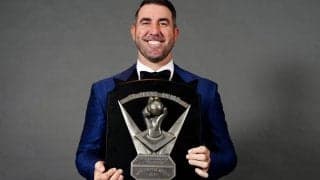 【MLB】肩出しドレスのモデル妻が「息を飲む美しさ」　CY賞右腕と“ばっちり正装”で受賞式