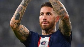 セルヒオ・ラモスが嫌がる相手に無理矢理キス、レアル時代からの仲間の移籍に愛のある見送り「いつだって近くにいるよ」