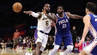 ジャクソンとナッシュが通算アシスト数で歴代4位に浮上したレブロンを祝福