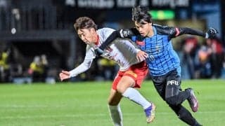 「何このゴール美しすぎ」三笘薫の川崎時代の「ヘディングゴール」をJ公式が世界に発信！ ハートマークを作ったゴールパフォーマンスも注目を浴びた渾身の一発