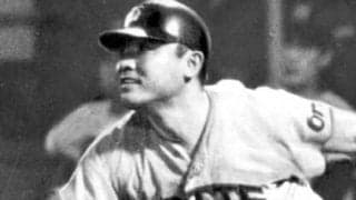 江藤慎一は前代未聞の悪条件のなか史上初めてセ・パ両リーグの首位打者を獲得。試合後は深夜まで六法全書を広げる日々だった