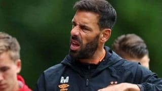 「9分！？」長いアディショナルタイムにファン・ニステルローイ監督が思わず頭を抱える！数的不利のPSVは96分に被弾し勝利逃す