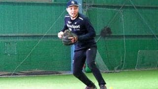 両手捕球のコツは「ボールを包み込む」　素早い送球を可能にする“素手ドリル”