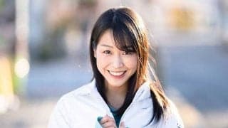 お構いなしの豪快足上げ「暴れ倒したい」　スカートふわり…童顔女優の投球集が「すげぇ」