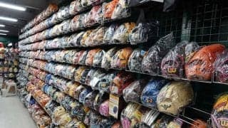 “おまけ”にスパイク、衝撃の「グラブの壁」　対面販売にこだわる野球専門店の魅力