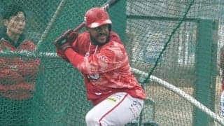 新助っ人の飛距離が「ペーニャのよう」　元鷹守護神も呆然…「ピンポン玉のように飛ぶ」