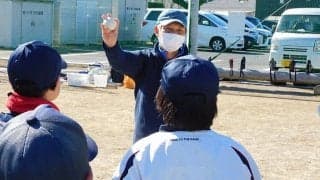 2人同時に投げて捕る　遊びながら“空間認知能力”が身につく…初心者向け野球上達法