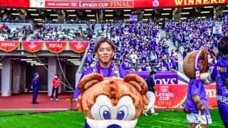 「内側まで遊び心が…」J1広島が盛りだくさんの「フルラッピング市電」公開！「街を紫に」「かわいすぎる」とファン歓喜