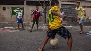 自転車漕ぎながら頭でリフティング！ブラジルの道路映像が話題「さすがサッカー大国」「彼らのDNAに刻まれている」