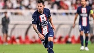 「本当にやったの⁉」PSGが欧州CLの試合で人気アニメ『ワンピース』の巨大横断幕がスタジアムをジャック！ ルフィの伸びる手がバイエルンに強烈パンチの特別演出！