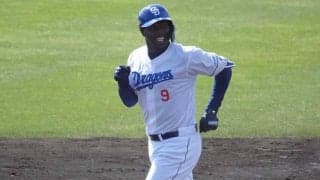 中日新助っ人アキーノ、“看板直撃弾”で場内どよめき　130m超の特大弾丸アーチ