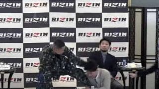 【RIZIN.41】「ところでお前喧嘩すんの？」皇治、芦澤竜誠と舌戦の果て乱闘、最後はゴム手袋で応戦「お前と触れ合うときは必要やねん」