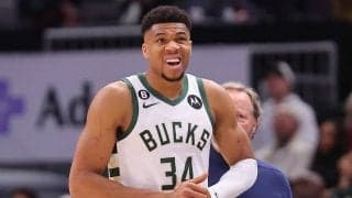 通算アシスト数で球団史上トップに立ったアデトクンボがブルズ戦で右手首を捻挫