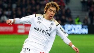 伊東純也が元ブラジル代表DFと一触即発!? 切れ味鋭い動きで倒されるもPKなし…その後詰め寄られる