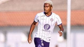 「超絶ゴラッソ！！」「なんてゴールだ！」オナイウ阿道が衝撃のダイレクトボレーで今季2点目！ 左足でニアを撃ち抜く「素晴らしいゴールだった」