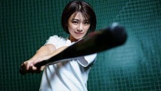 ショーパン姿で快音「可愛いなぁ」　“爆破グラドル”の豪快スイング「パンチ力すごい」