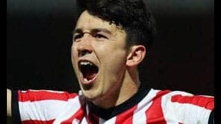 ハグとキスで相手選手を止める！カウンターを阻止した斬新ファウルが話題沸騰「怒るよりも笑っちゃう」「こんなの初めて見た」