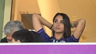 「友達と夜遊び」メッシ妻・アントネラさん、夫やバルセロナ選手らとの集合写真が注目の的