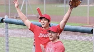 【MLB】大谷翔平、突然のボールプレゼントに地元ファン喝采　フォトデーで“決めポーズ”も