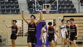準決勝、決勝ともに好スタートを切った東山が近畿新人大会の頂点に