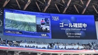 誤審と発表された広島-札幌の「ノーゴールの瞬間映像」が10万回再生！ 広島MF川村が頭で合わせたボールを札幌GK菅野が足でかき出した、後半の決定的場面