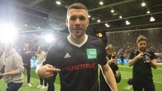 「良い笑顔だ」ポドルスキが兄貴肌を見せる!? 赤いヘルメット姿のレアショット、日本人2選手と笑顔で肩組み3ショット「良い写真」