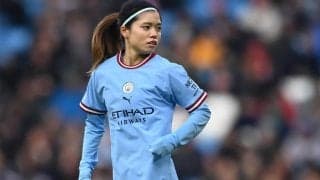 「意外な組み合わせ」なでしこジャパン長谷川唯がシュプールに登場！ オンラインでは別カットも