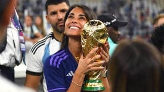 「恋に落ちてしまう」メッシもついつい反応、妻アントネラさんのヨガウェア姿が大反響「相変わらずパーフェクト」「地球上で最も美しい」