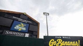 外野手の突然“バク宙キャッチ”が「常軌を逸脱」　前代未聞の美技は「即興でやった」