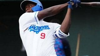 打球速すぎ…“衝撃弾”が「弾丸やん」　立浪監督ニヤリ、ムキムキ助っ人は「怪物」