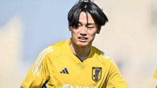 「さすが利き足は頭」上田綺世が衝撃ジャンプ力の「ヘディングゴール」決めた！ 欧州のDFを無効化した高さで、ベルギー11得点目を記録！