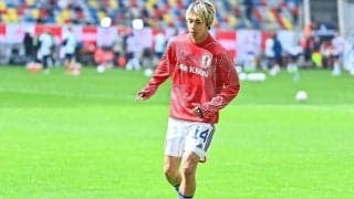 「頭ポンポンしてるの可愛すぎる!!」伊東純也が1G2Aの試合後、勝利に盛り上がるロッカールームでの「頭ポンポン映像」が話題に！ 興奮するチームメイトの横での笑顔姿