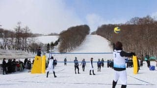 YouTuberのビークイックらが雪上で熱戦　スノーバレーボールエキシビションマッチ in ZAO