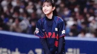 笑顔振りまき“完璧始球式”「可愛さがもはや2次元」　侍コーデが「天使すぎる」