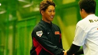 吉田正尚、メジャー組“最後の合流”　大谷翔平とガッチリ握手、岡本和真と談笑