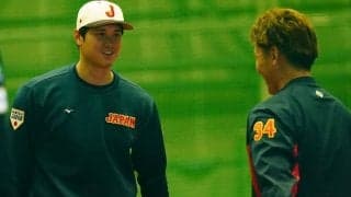 大谷翔平、合流の吉田正尚と“共闘”誓う握手　練習参加…笑顔でリラックスムード