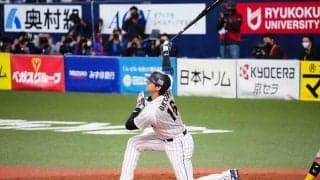 大谷翔平、侍1号は驚愕の“膝付き”3ラン　1974日ぶり凱旋試合での一撃にスタンドどよめき