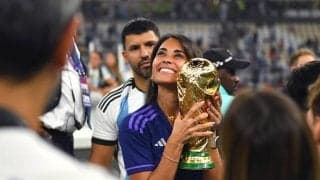 「やっぱり美しい」「もはや芸術品」メッシ妻・アントネラさんがエッフェル塔をバックに見せた笑顔が反響「最高だ」