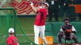 大谷翔平、衝撃のバックスクリーン5階席弾　場内ざわめき…オリ選手も座り込んで熱視線